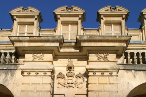 France, region ile de france, seine et marne, fontainebleau, chateau, facade sur jardi, detail lucarnes, pierre, Napoleon,