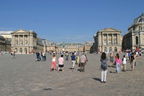 France, region ile de france, yvelines, versailles, cour, pavillon Louis XIII, brique et pierre, facade sur cour, paves, sol, touristes, foule, visiteurs,