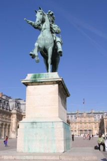 France, region ile de france, yvelines, versailles, cour, statue equestre Louis XIV, pavillon Louis XIII, brique et pierre, facade sur cour, paves, dallages, sol,