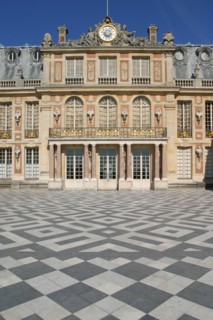 France, region ile de france, yvelines, versailles, cour, pavillon Louis XIII, brique et pierre, facade sur cour, paves, dallages, sol,