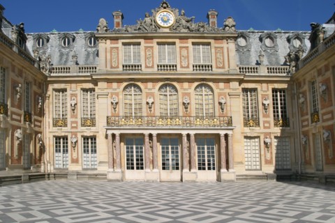 France, region ile de france, yvelines, versailles, cour, pavillon Louis XIII, brique et pierre, facade sur cour, paves, dallages, sol,
