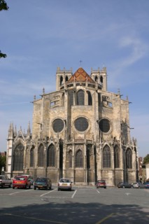 France, region ile de france, yvelines, mantes la jolie, seine, collegiale notre dame, chevet, parking, vehicules,