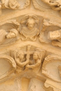 France, region ile de france, yvelines, mantes la jolie, seine, collegiale notre dame, facade, detail des sculptures du porche, decapitees a la revolution francaise,