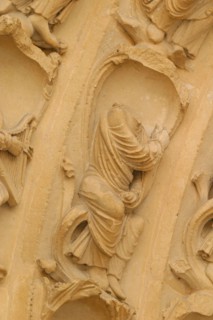France, region ile de france, yvelines, mantes la jolie, seine, collegiale notre dame, facade, detail des sculptures du porche, decapitees a la revolution francaise,