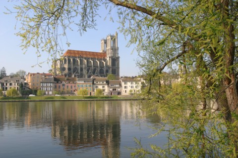 France, region ile de france, yvelines, mantes la jolie, seine, collegiale notre dame, chevet, toiture, tuiles vernissees, eau, fleuve, transport fluvial,