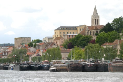 France, region ile de france, yvelines, conflans sainte honorine, seine, oise, peniche, cite des mariniers, quais, eglise, transport fluvial,