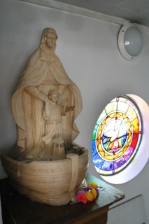France, region ile de france, yvelines, conflans sainte honorine, seine, oise, peniche, cite des mariniers, quais, chapelle des marisns dans une peniche, aumonerie, sculpture, statue vierge, vitrail h...