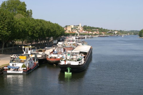 France, region ile de france, yvelines, conflans sainte honorine, seine, oise, peniche, cite des mariniers, quais, eglise, transport fluvial,
