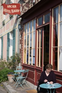 France, Haute Normandie, eure, vallee de la seine, giverny, ancien hotel baudy, restaurant, auberge, claude monet, jardin, fleurs, impressionnistes, peinture, femme, terrasse, cafe, enseigne,