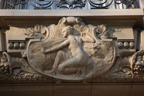 France, ile de france, paris 15e arrondissement, 20 boulevard du montparnasse, porte, entree, sculpture, archere, amazone, pierre, immeuble, decor, mascaron,