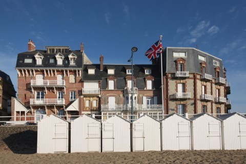 France, Basse Normandie, calvados, cote fleurie, villers sur mer, plage, villas belle epoque, architecture balneaire, front de mer, cabines de plage,