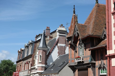 France, Basse Normandie, calvados, cote fleurie, houlgate, bord de mer, habitat, architecture balneaire, toits, tuiles,