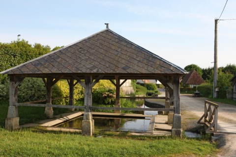 France, Basse Normandie, calvados, pays d'auge, cambremer, route du cidre, village, place, lavoir, chemin,
