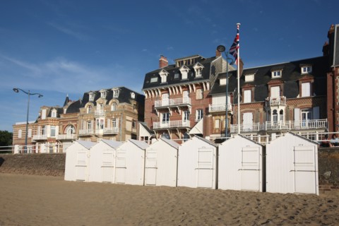 France, Basse Normandie, calvados, cote fleurie, villers sur mer, plage, villas belle epoque, architecture balneaire, front de mer, cabines de plage,