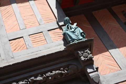 France, Basse Normandie, calvados, cote fleurie, houlgate, bord de mer, habitat, architecture balneaire, detail decor neogothique, statue, sculpture,