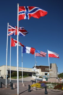 France, Basse Normandie, calvados, plages du debarquement, courseulles sur mer, monument de la liberation, 2e guerre mondiale, drapeaux allies,