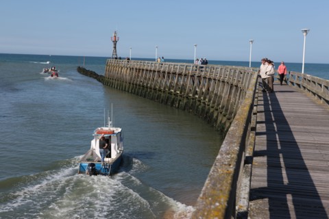 France, Basse Normandie, calvados, plages du debarquement, courseulles sur mer, sortie en mer, jetee, bateaux, pecheurs, bateaux, plaisance, maree montante,