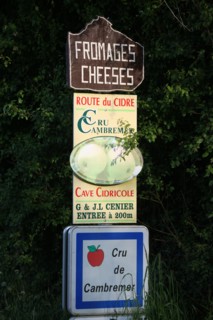 France, Basse Normandie, calvados, pays d'auge, cru de cambremer, route du cidre, repentigny, panneau, cheese, vente de fromage,