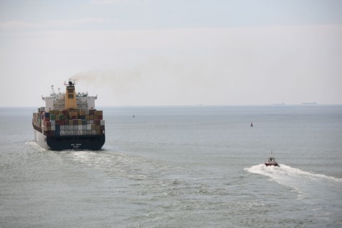 France, Haute Normandie / angleterre, seine maritime, le havre / portsmouth, traversee trans manche, a bord du ferry boat, norman voyager, navigation, en rade du havre, porte conteneur en vue,