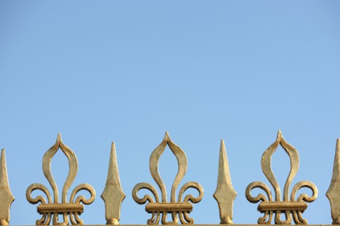 France, ile de france, yvelines, versailles, chateau de versailles, petit trianon, facade sur cour, detail de la grille d'honneur,