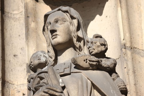 France, ile de france, paris 3e arrondissement, 254 rue saint martin, eglise saint nicolas des champs, detail sculpture du portail donnant sur la rue saint martin, sainte genevieve,