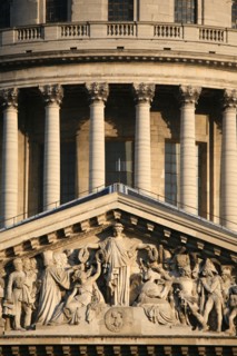 paris 5e - place du pantheon, fronton et coupole du pantheon face a la rue Soufflot.
Fronton sculpte par David d'Angers.