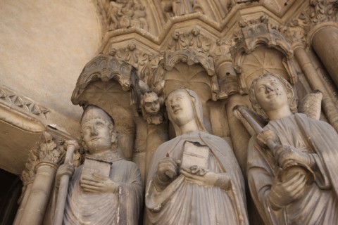 France, ile de france, paris 4e arrondissement, eglise saint germain l'auxerrois, religion catholique, art gothique, rue du louvre, detail statuaire du porche, sculpture, sainte genevieve et ange,