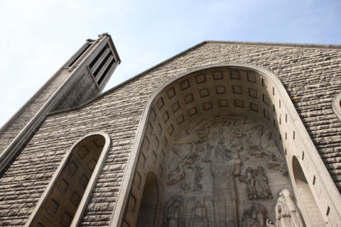 France, ile de france, paris 16e arrondissement, porte de saint cloud, 96 boulevard murat, eglise sainte jeanne de chantal, detail facade, sculpture, bas relief, religion catholique,