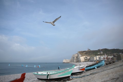 France, Haute Normandie, seine maritime, pays des hautes falaises, etretat, plage, galets, falaise d'amont, barques, caiques, bateaux, canots, impressionnisme, goeland en vol,