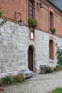 France, Haute Normandie, seine maritime, pays d'accueil touristique du terroir de caux, ouville la riviere, manoir de tessy, maison d'hotes, marie agnes fritsch, detail mur de gres et silex,