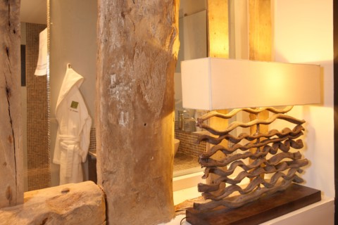 France, Haute Normandie, seine maritime, pays d'accueil touristique du terroir de caux, belmesnil, hotel de campagne, decoration, chambre avec vue sur la salle de bain, lampe,