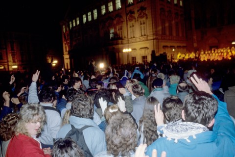 tchecoslovaquie, prague, 29 decembre 1989, Vaclav Havel vient d'etre elu president avec plus de 80% des suffrages, scene de liesse, place venceslas,