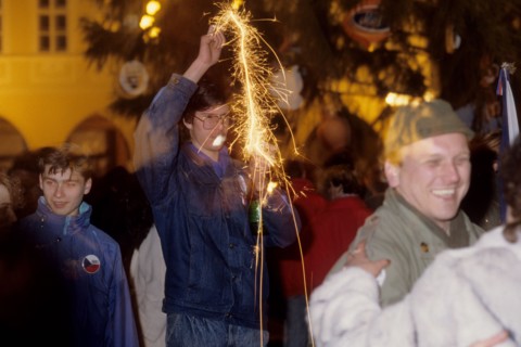tchecoslovaquie, prague, 29 decembre 1989, Vaclav Havel vient d'etre elu president avec plus de 80% des suffrages, scene de liesse, place venceslas,