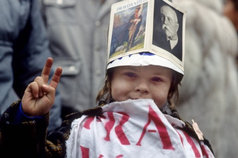 tchecoslovaquie, prague, 29 decembre 1989, Vaclav Havel vient d'etre elu president avec plus de 80% des suffrages, scene de liesse, place venceslas,