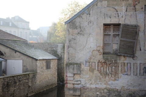 France, Basse Normandie, calvados, bessin, bayeux, riviere l'aure, rue, maison, cours d'eau, centre ville, feuilles, automne, volet, maison decrepite,