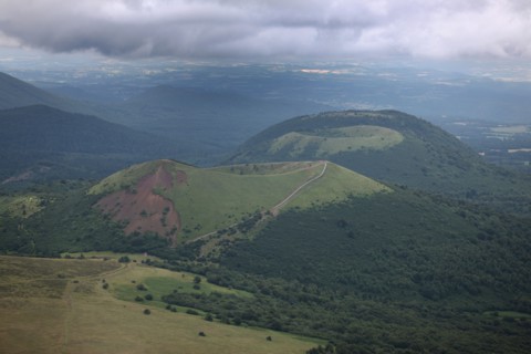 France, auvergne, puy de dome, paysage depuis le sommet du puy de dome, volcan, ciel tres menacant, orage, brouillard, meteo,