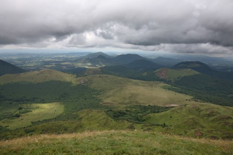 France, auvergne, puy de dome, paysage depuis le sommet du puy de dome, volcan, ciel tres menacant, orage, brouillard, meteo,