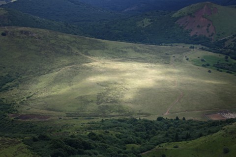France, auvergne, puy de dome, paysage depuis le sommet du puy de dome, volcan, ciel tres menacant, orage, brouillard, meteo, eclaircie,