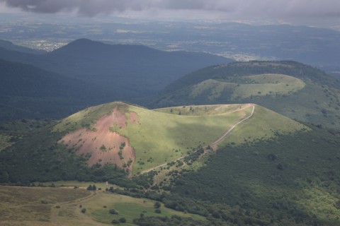 France, auvergne, puy de dome, paysage depuis le sommet du puy de dome, volcan, ciel tres menacant, orage, brouillard, meteo,