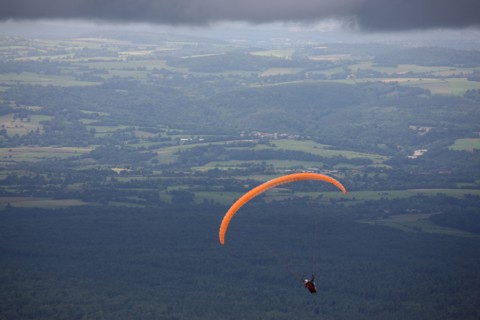 France, auvergne, puy de dome, paysage depuis le sommet du puy de dome, volcan, ciel tres menacant, orage, brouillard, meteo, parapente, sport,