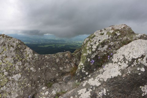 France, auvergne, puy de dome, paysage depuis le sommet du puy de dome, volcan, ciel tres menacant, orage, brouillard, meteo,