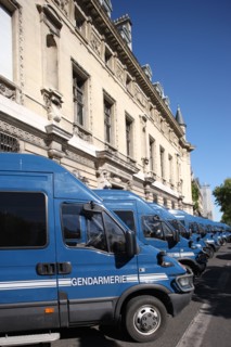 France, paris, 1er arrondissement, quai des orfevres, ile de la cite, tribunal, palais de justice, police judiciaire, enfilade de camions de gendarmerie devant le palais de justice,