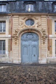 France, Ile de France, Yvelines, Versailles, 6 avenue de paris, hotel des gendarmes, detail porche, decor, bas relief, sculpture,