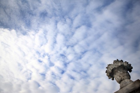 France, Ile de France, Yvelines, Versailles, chateau de Versailles, parc du chateau, jardin, hiver, froid, ciel, nuages, sculpture, pot, fleurs de pierre,