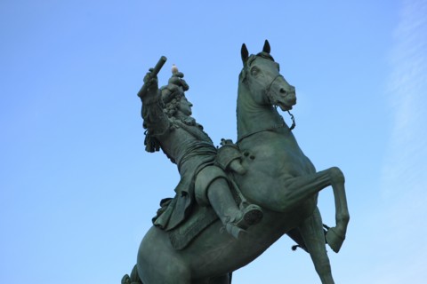 France, Ile de France, Yvelines, Versailles, chateau de Versailles, detail de la statue equestre de Louis XIV, esplanade, entree de la cour d'honneur,