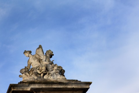 France, Ile de France, Yvelines, Versailles, chateau de Versailles, parc du chateau, jardin, hiver, statue, pilier, ciel,