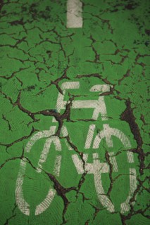 France, Ile de France, Yvelines, Versailles, pres du parc du chateau, piste cyclable, pictogramme, voie pour cyclistes, velo, peinture ecaillee, erosion, revetement, environnement, transports,