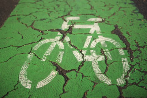 France, Ile de France, Yvelines, Versailles, pres du parc du chateau, piste cyclable, pictogramme, voie pour cyclistes, velo, peinture ecaillee, erosion, revetement, environnement, transports,