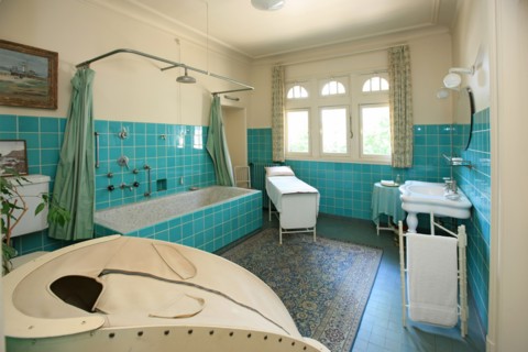 France, Basse Normandie, Calvados, Deauville, villa strassburger, jardin arbore, nature, propriete de la ville de Deauville, belle epoque, style anglo normand, salle de bains avec sauna,