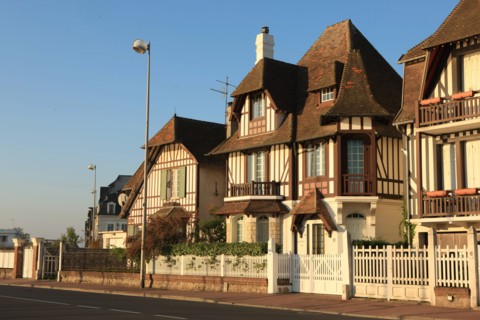 France, Basse Normandie, Calvados, Deauville, villas du bord de mer, style anglo normand, architecture, pans de bois,